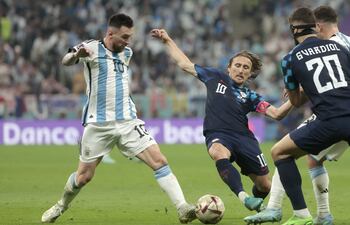 Lionel Messi (i) de Argentina disputa un balón con Luka Modric de Croacia, en un partido de semifinales del Mundial de Fútbol Qatar 2022 entre Argentina y Croacia en el estadio de Lusail (Catar). EFE/Juan Ignacio Roncoroni