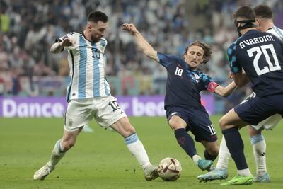 Lionel Messi (i) de Argentina disputa un balón con Luka Modric de Croacia, en un partido de semifinales del Mundial de Fútbol Qatar 2022 entre Argentina y Croacia en el estadio de Lusail (Catar). EFE/Juan Ignacio Roncoroni