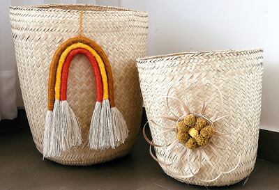 Canastos trabajados con fibras de karanda’y y apliques decorativos.