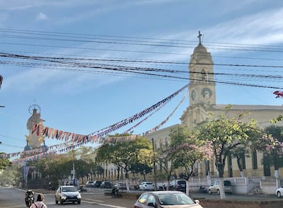 Una postal de Concepción: la catedral y la imagen de la Virgen.