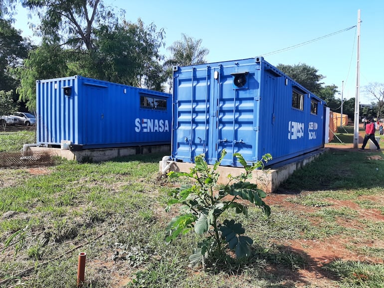 También recibieron la instalación de baños sexados hechos de contenedores.