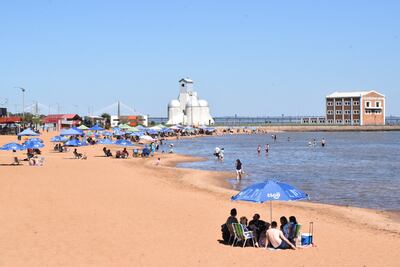 La playa San José comienza a mostrar una imagen que no se veía en mucho tiempo: gran cantidad de veraneantes disfrutando de la arena el sol y el agua.