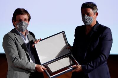El alcalde de Madrid, José Luis Martínez-Almeida y el cantante Alejandro Sanz durante el acto celebrado en el Palacio de Cibeles, para reconocer la trayectoria profesional del artista y su vinculación con la ciudad.