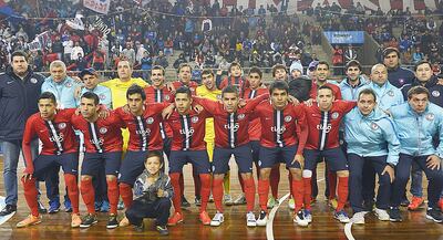 Plantel de Cerro Porteño, campeón de la  Libertadores 2016, que se disputó en nuestro país. La delegación viaja hoy a Uruguay.