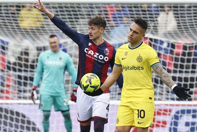 El argentino Lautaro Martínez reacciona ante una decisión del árbitro durante el partido que Inter perdió ayer 1-0 en su visita al Bologna.
