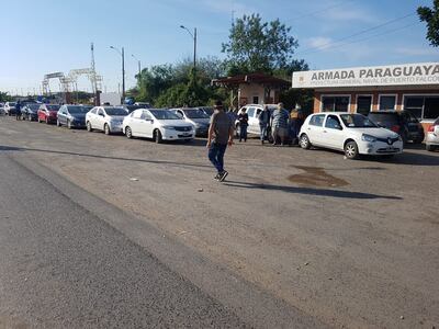 Argentinos y paraguayos nacionalizados, ordenados y listos para cruzar por Puerto Falcón.