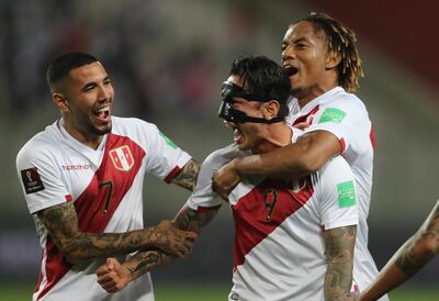 Gianluca Lapadula (c) celebra con sus compañeros Sergio Peña (i) y André Carrillo después de anotar el primer gol de Perú ante Bolivia.