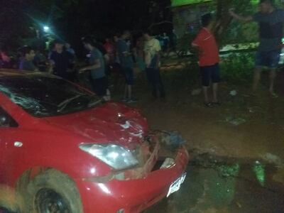 El automóvil quedó con importantes daños tras el vuelco y posterior choque.