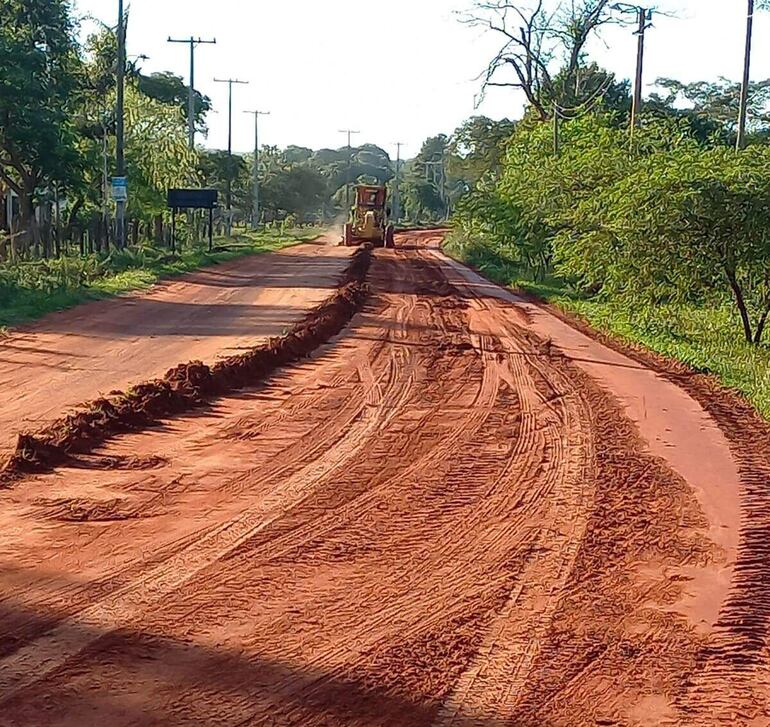 En el acceso a la compañía Aguai'y los vecinos colaboraron para contratar los servicios de un equipo vial