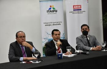 El director general paraguayo de Itaipú, embajador Manuel María Cáceres; el presidente de la ANDE, Ing. Félix Sosa; y el consejero de Itaipú, Ing. Gerardo Blanco.