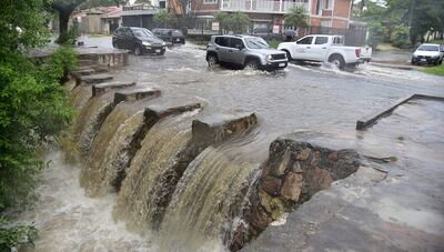 Capitán Patricio Maciel y Nuestra Señora del Carmen es un punto peligroso de circulación. Parecía un torrentoso arroyo.
