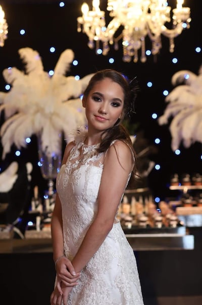 Hermosa lució Valeria Mena en su fiesta de quince años.