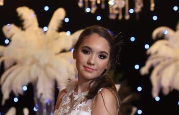 Hermosa lució Valeria Mena en su fiesta de quince años.