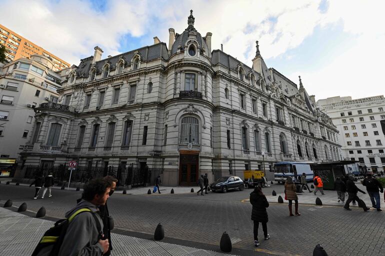 El palacio Paz, en Buenos Aires. Fue la residencia más grande y lujosa del centro de la ciudad, propiedad del embajador argentino en Francia,  Jose Paz, Los planos fueron diseñados por el arquitecto francés Loui Marie Henri Sortais, pero el ingeniero argentino Luis Agote dirigió la obra. Desde 1938 funciona allí el Círculo Militar. 