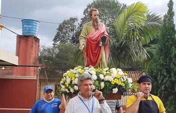 Los fieles de la parroquia San Lucas trasladan la imagen del santo patrono, tras ser acondicionado para la procesión vehicular de mañana.