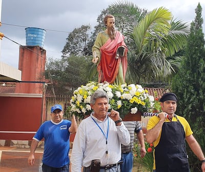 Los fieles de la parroquia San Lucas trasladan la imagen del santo patrono, tras ser acondicionado para la procesión vehicular de mañana.