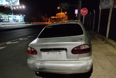 El hombre dejó abandonado su vehículo como pudo e intentó ocultarse, pero no lo logró.