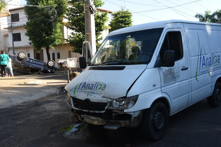 El furgón solo tuvo daños en la parte delantera.