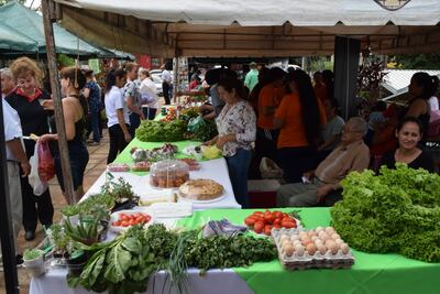 Productos frescos de granja, frutas, comidas a base de pescados, se podrá encontrar en la feria agropecuaria de mañana, frente a la gobernación de Itapúa.