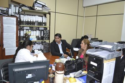 La abogada Laura Rodas (d) ante la Fiscalía. (Archivo).