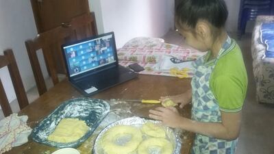 Una de las alumnas sigue los pasos indicados por la maestra.