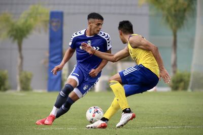 Ramón Sosa, de Gimnasia de La Plata, domina el balón ante la marca de un jugador de Boca Juniors durante el amistoso de ayer.