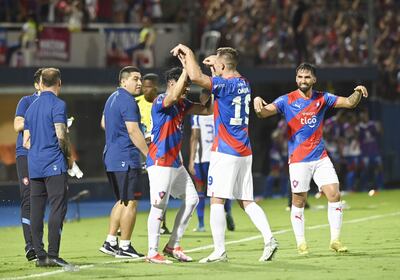 Los jugadores de Cerro Porteño festejan el tanto de Claudio Aquino en e partido contra Fortaleza por la revancha de la Fase 3 de la Copa Libertadores en La Nueva Olla de Asunción.