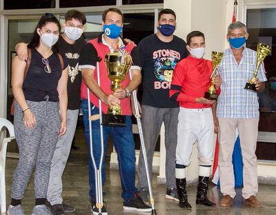 Profesionales y propietarios de Eagle Beautiful, con
los trofeos en el premio especial “Socios Fundadores”.