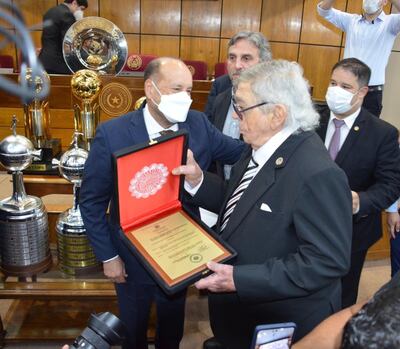 Julio Osvaldo Domínguez Dibb (05/08/1940) recibe la placa de manos del presidente del Senado, Óscar Salomón.