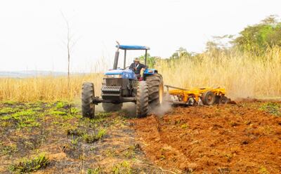 Un tractor de la gobernación de San Pedro trabaja en la preparación de parcela, en Unión.