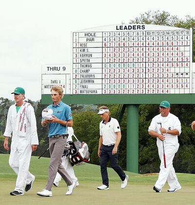 Will Zalatoris de EE.UU. y Bernhard Langer (Alemania) en el green del 18 durante la segunda ronda del Másters. AFP