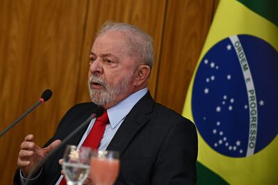El presidente de Brasil, Luiz Inacio Lula da Silva, habla durante reunión con periodistas en Brasília.