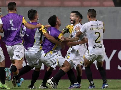 Josué Colman (segundo de der. a izq.) festeja el tanto que convirtió en Belo Horizonte contra el América Mineiro, en la ida de la Fase 2, por la Copa Libertadores 2022.