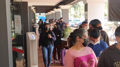 Una gran cantidad de personas forman fila para tramitar sus documentos en la Municipalidad de Ciudad del Este.