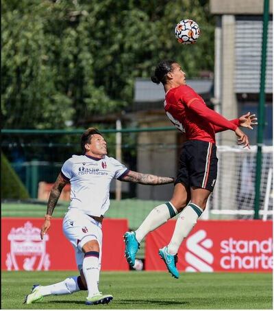 Federico Santander (i) con Virgil van Dijk, del Liverpool, en uno de los últimos  amistosos del Bologna.