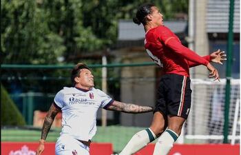 Federico Santander (i) con Virgil van Dijk, del Liverpool, en uno de los últimos amistosos del Bologna.