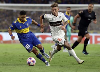 El mediocampista paraguayo de Boca Juniors Oscar Romero (L) disputa el balón con el mediocampista Platense Ivan Rossi (D) durante el partido del Torneo de la Liga Argentina de Fútbol Profesional 2023 en el estadio La Bombonera, en Buenos Aires, el 19 de febrero de 2023.