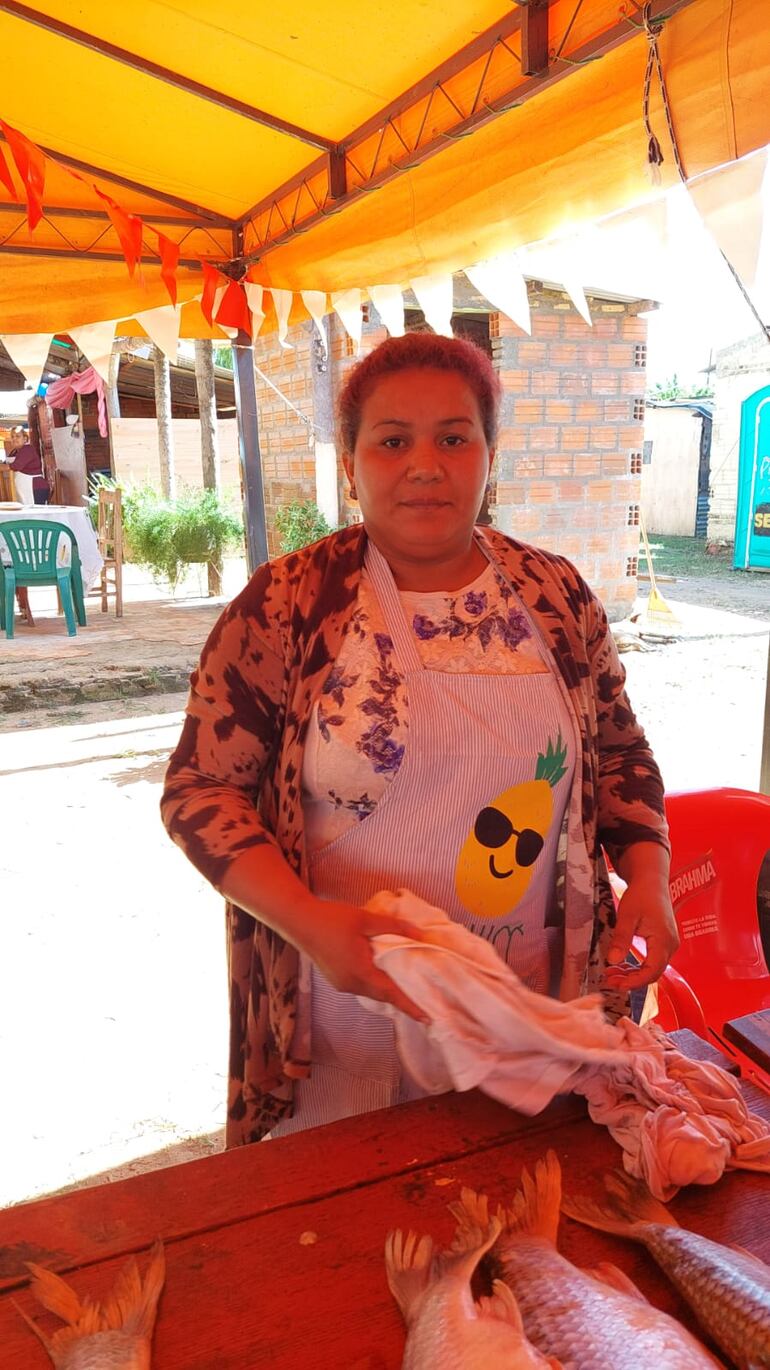 Una de las vendedoras muestra los productos a la venta.