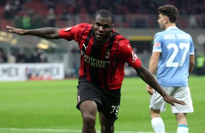 El marfileño Franck Kessie celebra su gol, que fue el cuarto para el Milan en la victoria 4-0 sobre Lazio.