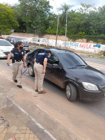 Investigadores de la Policía Nacional inspeccionan el vehículo robado, que fue hallado abandonado ayer sobre la avenida Santísimo Sacramento de Asunción.