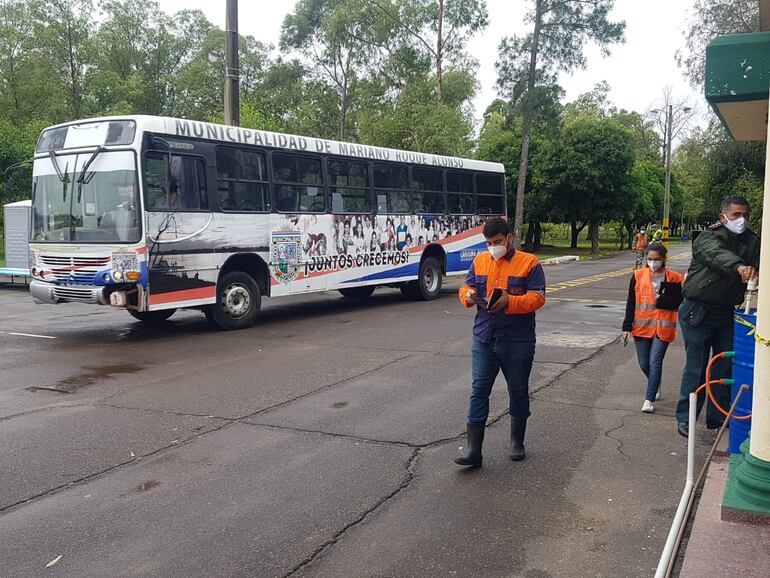 Un ómnibus se encuentra disponible para el traslado de los adultos mayores desde el acceso principal, para evitar la caminata de 250 metros.