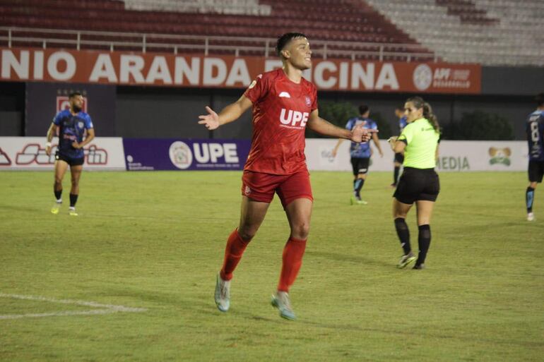 Hugo Sandoval festeja el segundo tanto del 3 de Febrero de Ciudad del Este. (Foto: APF)