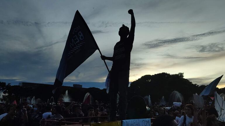 Miles de personas se congregaron este lunes en las principales ciudades del país para repudiar los ataques del domingo perpetrados a las sedes de los tres poderes por bolsonaristas radicales que buscaban derrocar el Gobierno de Luiz Inácio Lula da Silva.