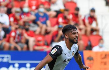 Omar Alderete, cuando marcó un gol contra Osasuna en la Liga española.