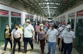 El gobernador Roberto González Vaesken en una jornada de distribución de ivermectina en Minga Guazú.