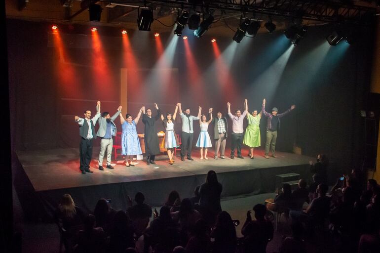 Javier Yubi y sus compañeros de Anástasi Elenco Artístico, al finalizar una puesta de Interrogante, en su primera temporada. (Gentileza/Javier Yubi)