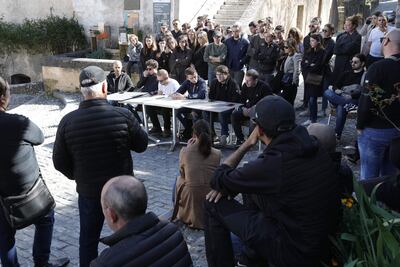 Varios representantes de grupos de jóvenes nacionalistas y sindicatos de estudiantes nacionalistas dan una conferencia de prensa para presentar un sindicato llamado Ghjuventu Corsa (juventud corsa) para dar una posición común sobre la política en la isla mediterránea francesa de Córcega en Corte, el 26 de marzo de 2023.