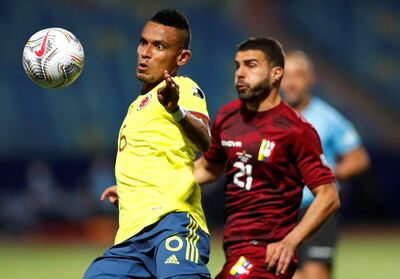 El jugador William Tesillo (i) de Colombia disputa hoy el balón con Alexander González de Venezuela, durante un partido por el grupo B de la Copa América en el Estadio Olímpico Pedro Ludovico Teixeira, en Goiania (Brasil).