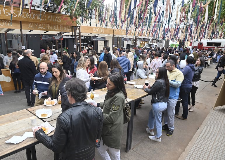Sobre la calle Alberto de Souza se realizó ayer Patronal Beer Garden, que agrupó a mucha gente.