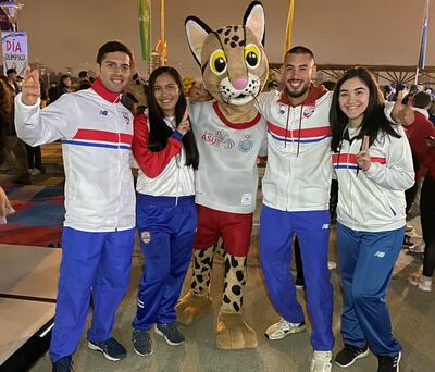 Integrantes de la selección nacional de tenis de mesa con Tirika.